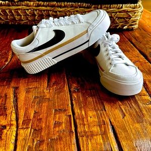 Women's Nike US 7.5 white tennis shoe